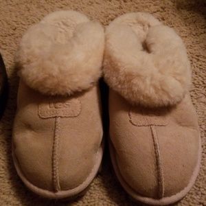 UGG SLIPPERS.